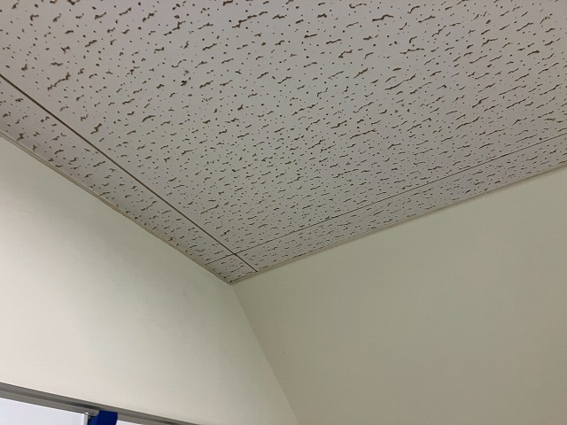 岐阜市の事務所ビルで雨漏り調査、天井に穴が開いて崩れてしまっていた屋上防水